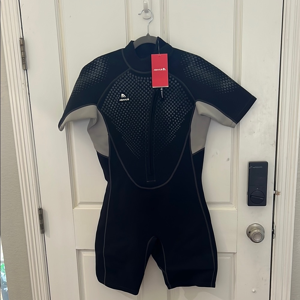 NWT Abahub shortie wetsuit. Size XL